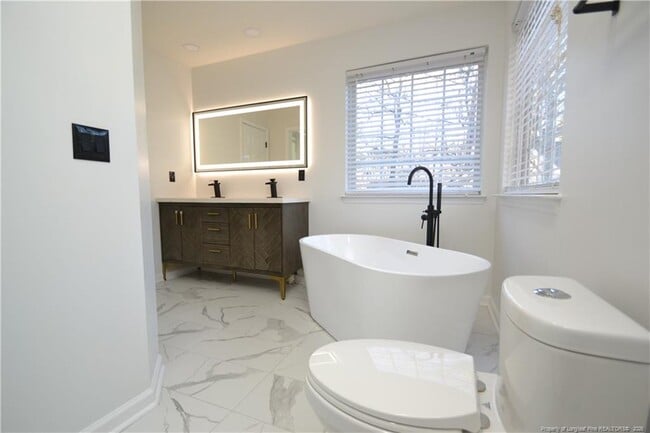 Building Photo - 900 Creek Haven Dr