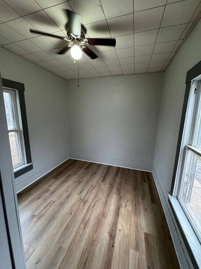 Building Photo - $850 - 3 bed 1 bath - Single Family Home
