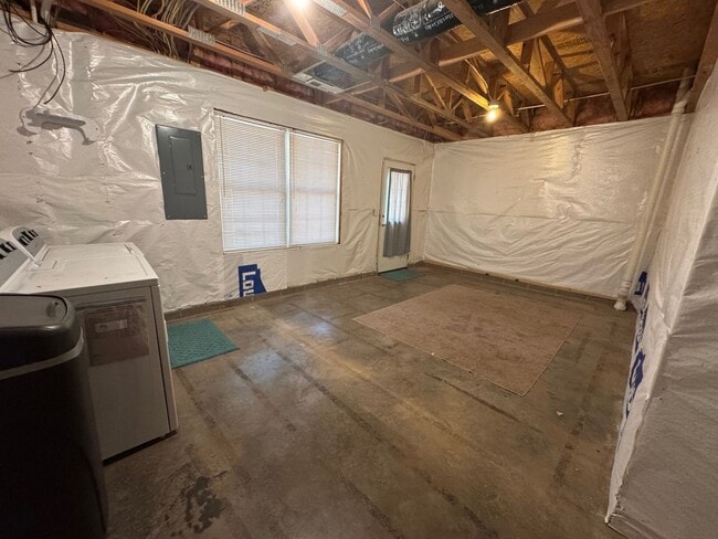 Building Photo - Brick End Unit Home in Taylor Springs NEW LVP FLOORING