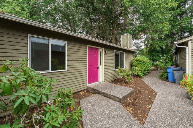 Building Photo - 2 Bedroom 2 Bath with single car garage