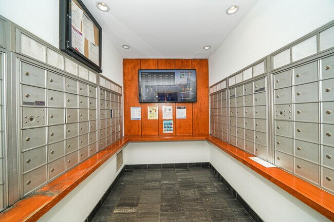 Building Photo - 516 W 47th St
