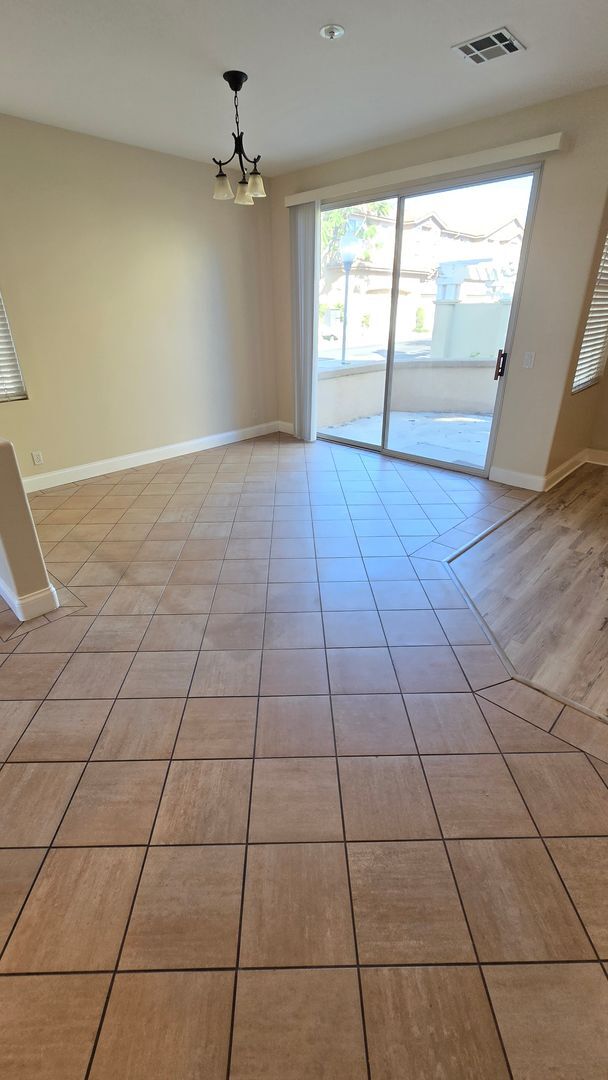 Building Photo - Orange 3 Bed, 2.5 Bath Townhouse for Lease...