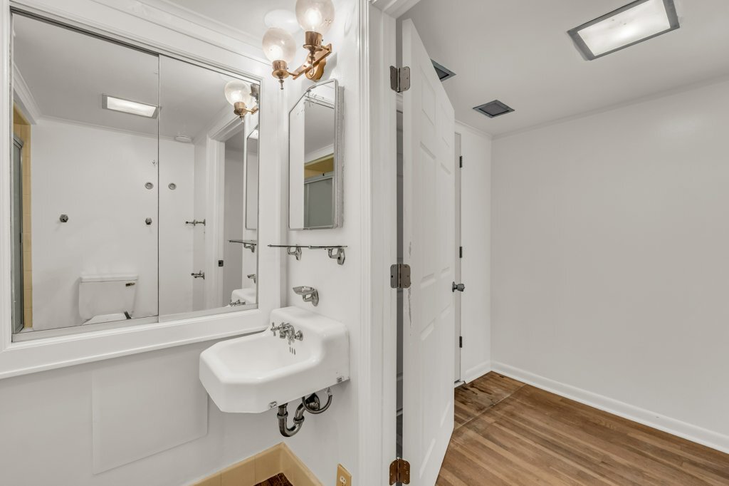 Building Photo - 905 8th Ave N