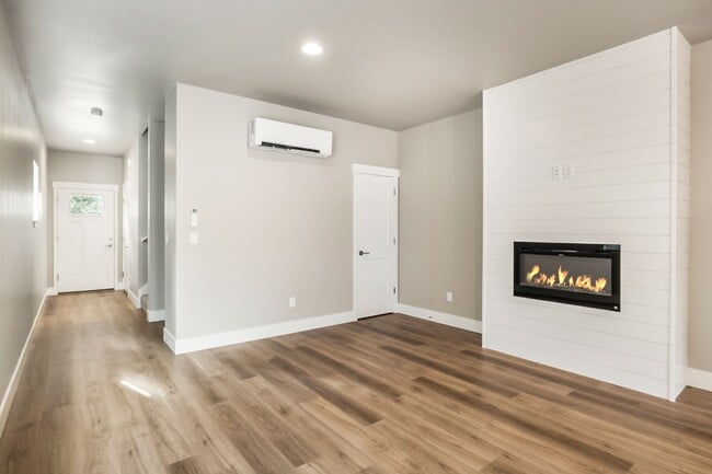 Building Photo - Brand New 3 Bed Townhome - Half Month Rent Credit!