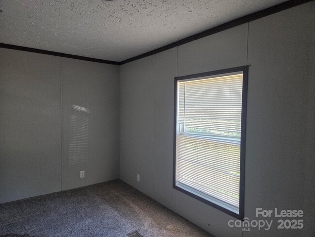 Building Photo - 213 Kimberly Cir