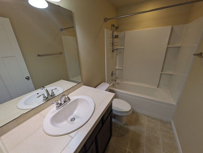 Building Photo - 1077 Hiton Cir