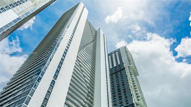 Building Photo - 700 NE 24th St