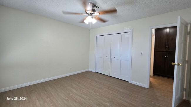 Building Photo - Stunning 3bed/2bath home nestled in a grea...