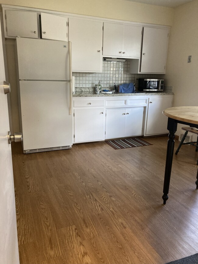 Kitchen - 19562 Hilliard Blvd