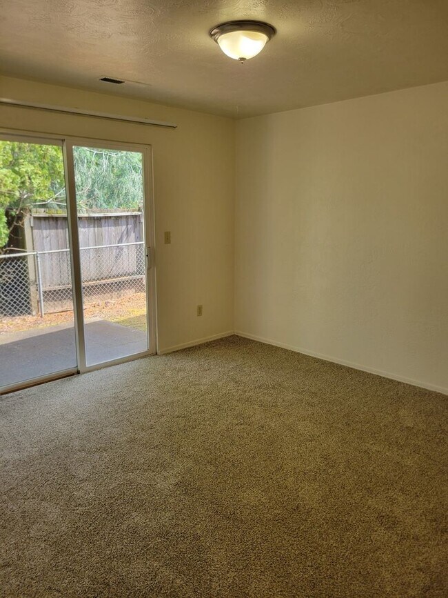 Building Photo - Rent Special: 1/2 Off June's Rent!! Ground Level 1 Bedroom 1 Bath W/ AC