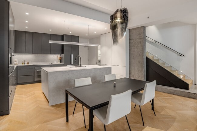 Building Photo - 1917 S Calumet Ave