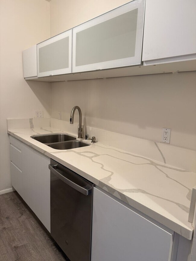 Building Photo - Upstairs 1 bedroom 1 bathroom apartment - Available now