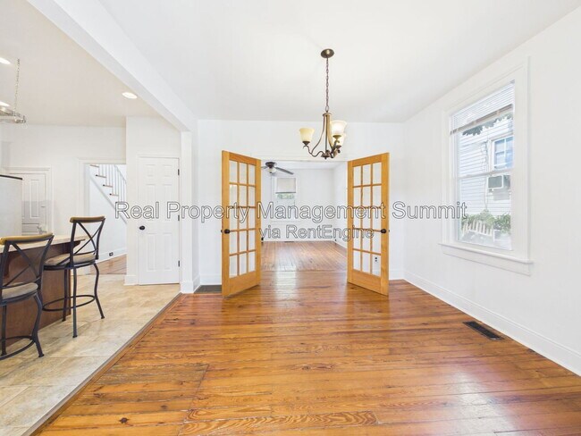 Building Photo - 523 Marquis St