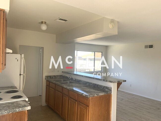 Building Photo - Charming Two Bedroom