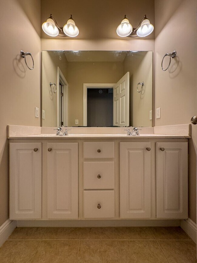 Building Photo - 5 Bedroom Home in Gated Golf Course Community