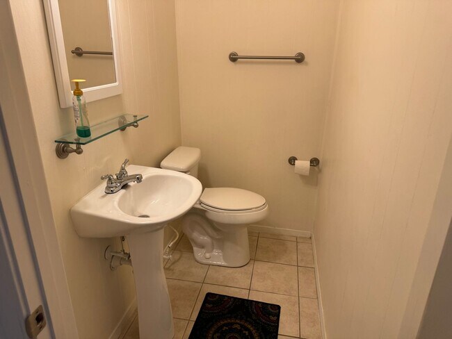 Building Photo - 3b/2Bth Home