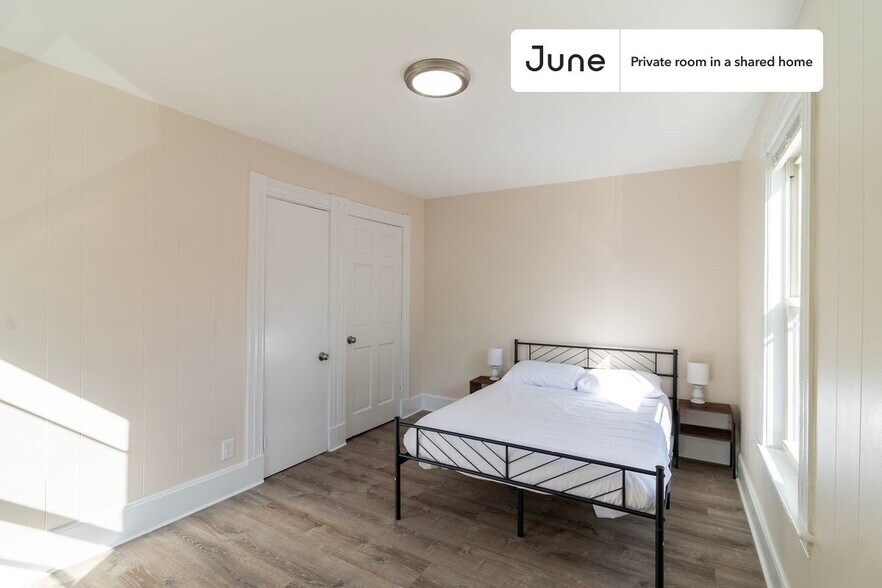 Primary Photo - Room in Shared 7 bed/2 bath home