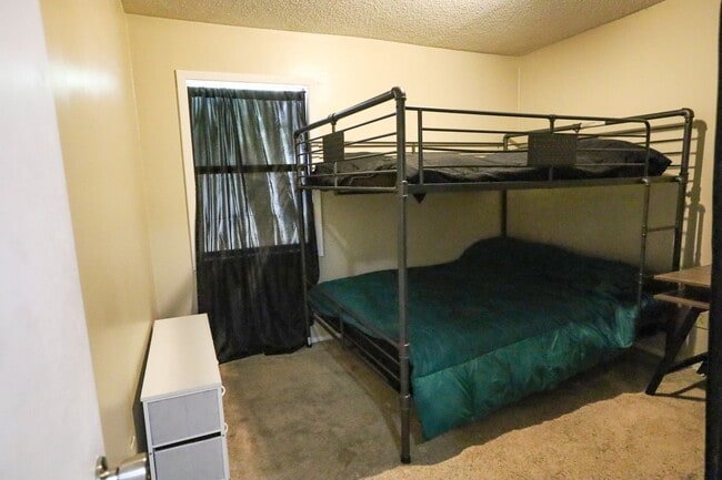 Building Photo - Townhome Beauty!