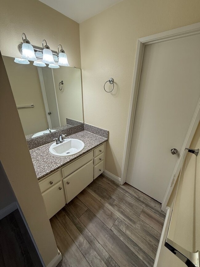 Building Photo - Spacious 2-Bedroom, 1-Bathroom Home in Sou...