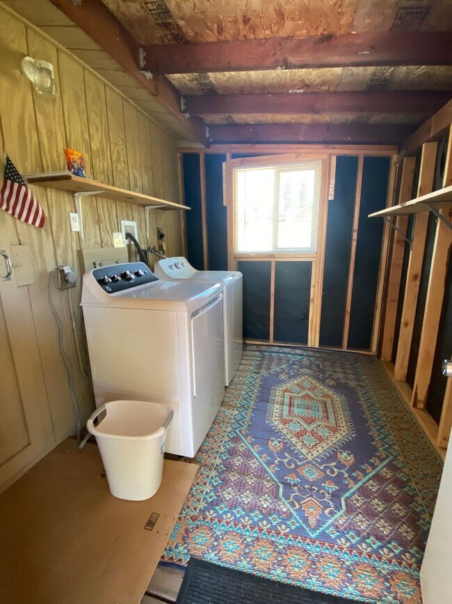 Building Photo - Private, Gated and Views -2 Bdm 2 Bath Gra...