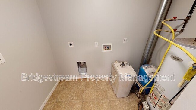 Building Photo - 8694 Plum Creek Ct