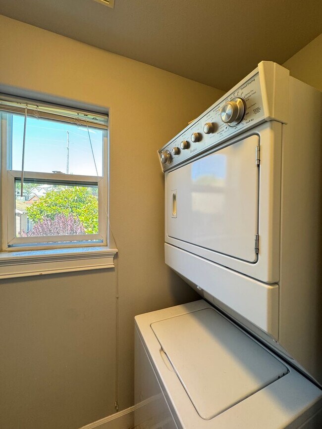 Building Photo - 150 W Florentia St