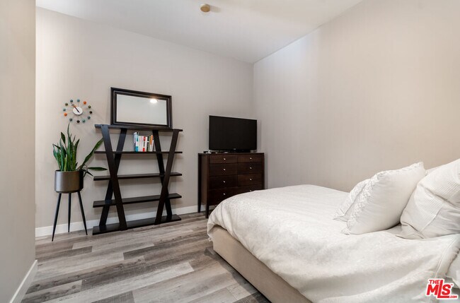 Building Photo - 801 S Grand Ave