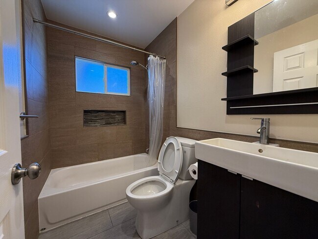 Building Photo - Updated single-level home located in the highly sought-after Killarney Farms neighborhood of Sant...