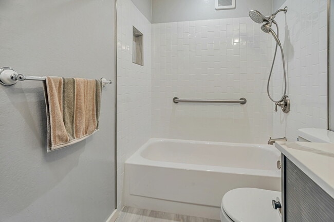 Building Photo - 363 Eden Roc Dr