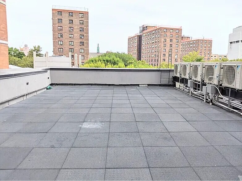 Building Photo - 223 E 96th St