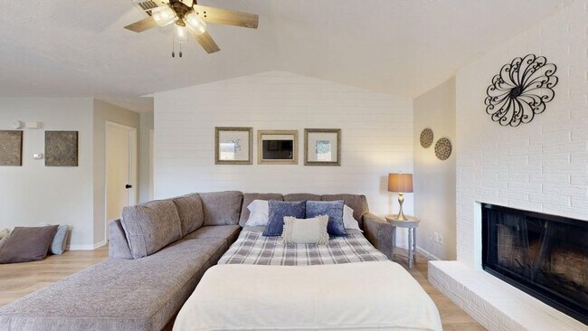 Building Photo - 608 Navarro Dr