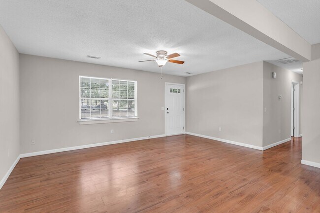 Building Photo - 3 Bedroom 2 Bathrooms in Piercfield Forest - Richmond Hill