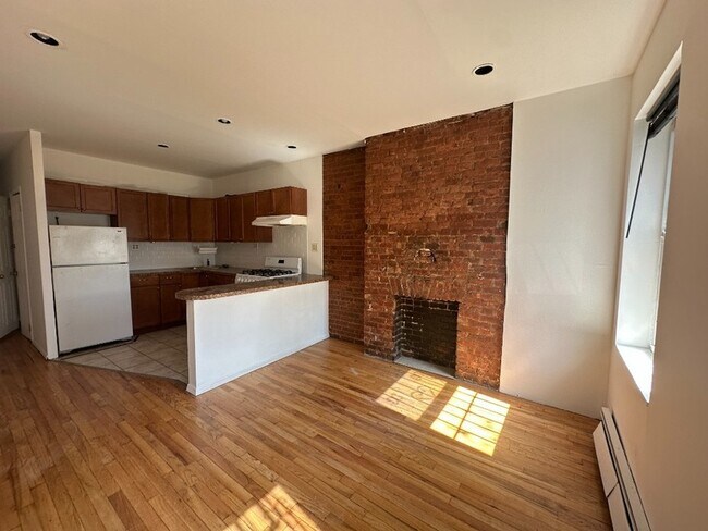 Building Photo - 318 Bond St