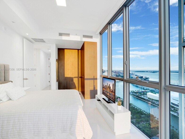 Building Photo - 1100 Biscayne Blvd