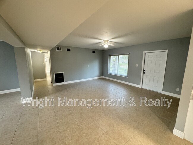 Building Photo - 427 Country Club Dr