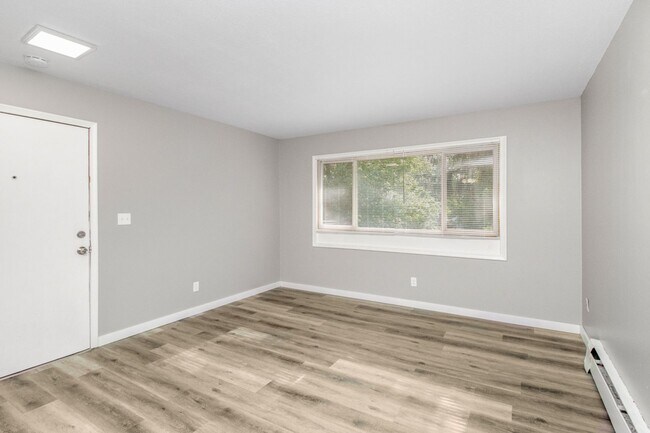 Building Photo - $200 off of 1st months rent if rented by 1...