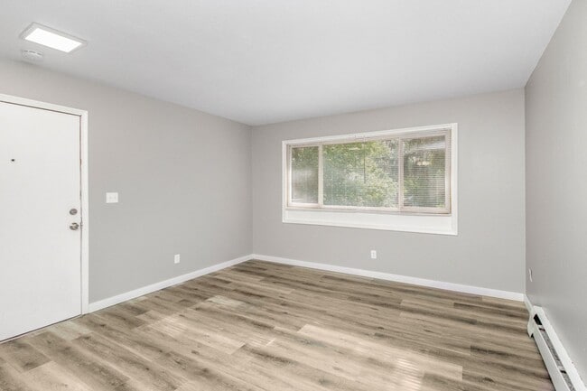 Building Photo - Beautiful updated Main-Level unit in Fabul...