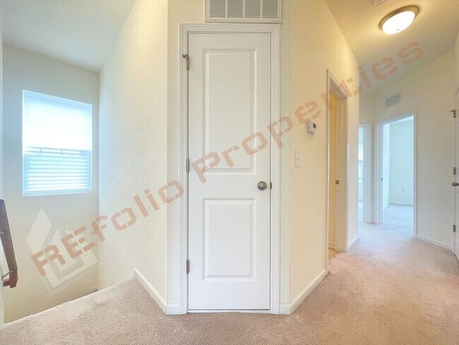Building Photo - Beautiful 2 Story 3 Bedroom End Unit Townh...
