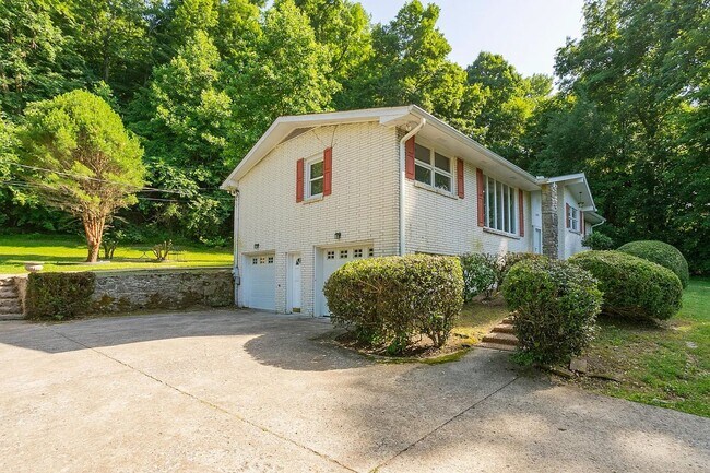 Building Photo - Brentwood Oasis: Newly Renovated 3 Bed, 2 ...