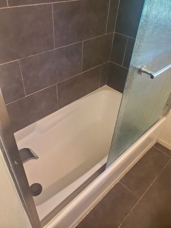 upstairs bathroom - 5834 Bowcroft St