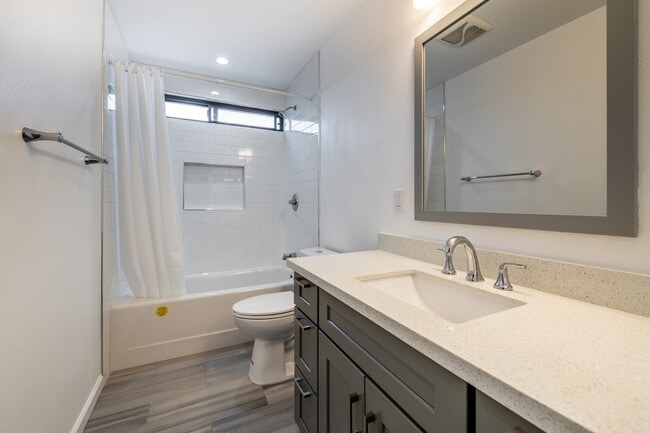 Building Photo - 3 bedroom, 2 bath home on a corner lot clo...