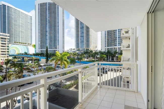 Building Photo - 1849 S Ocean Dr