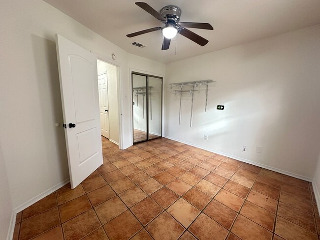 Building Photo - Cozy Townhome close to Mansfield Road....