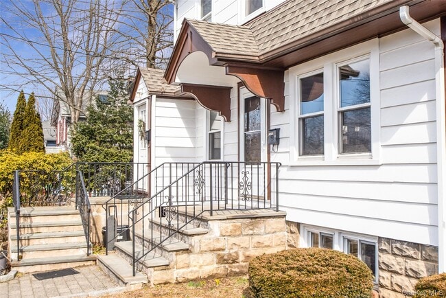 Building Photo - 721 River St