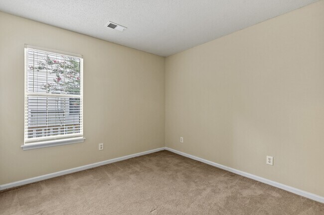 Building Photo - 115 Revolution Dr
