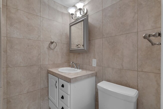 Building Photo - 479 Calle Cadiz
