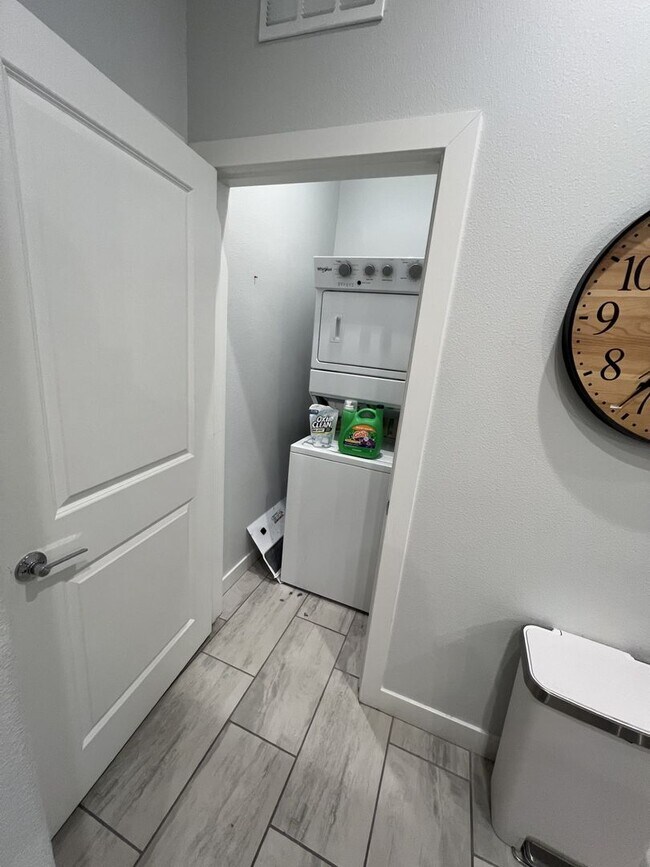 Building Photo - 3/BD 2.5/BA Sleek Townhome with High Ceilings, Balcony, and Prime Community Amenities!