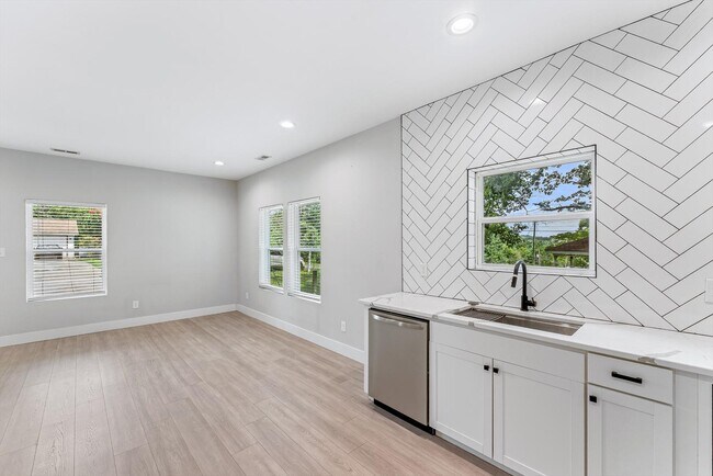 Building Photo - 5004 Knoxwood Dr