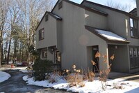 Building Photo - 8 Willow Ln