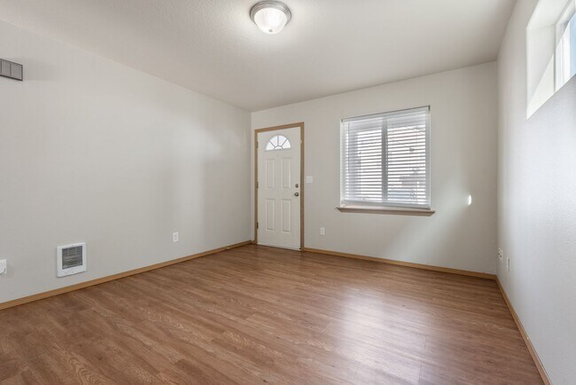 Building Photo - Beautiful 4bed/2.5bath - 1/2 OFF First months rent!